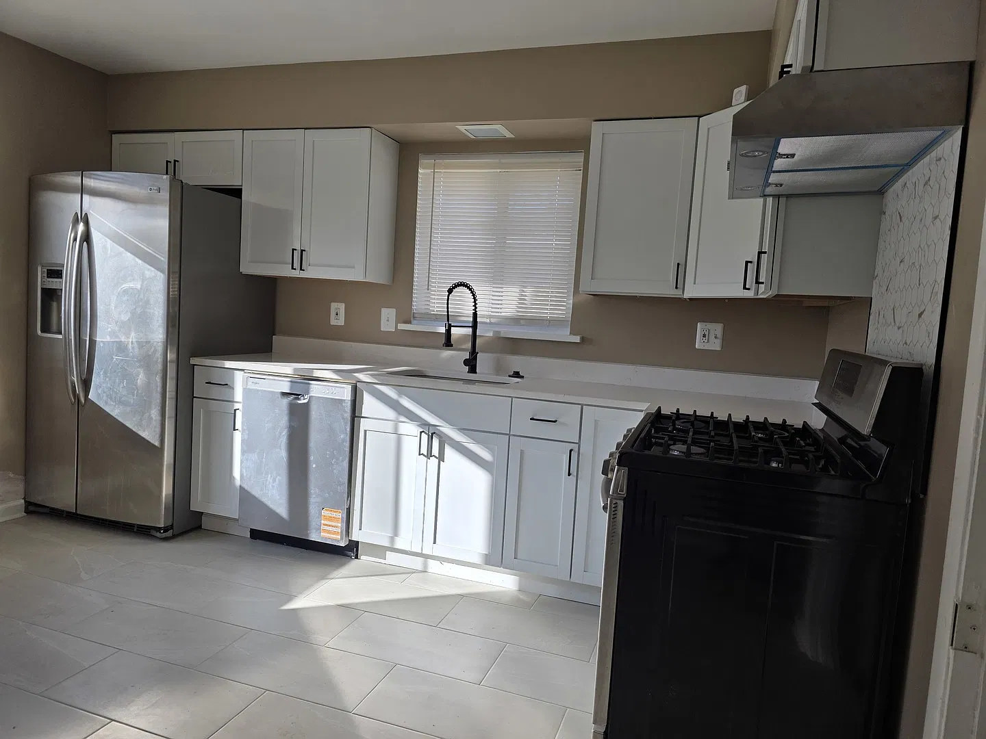 3 bed, 1070 sqft, $2,200 — Photo 2