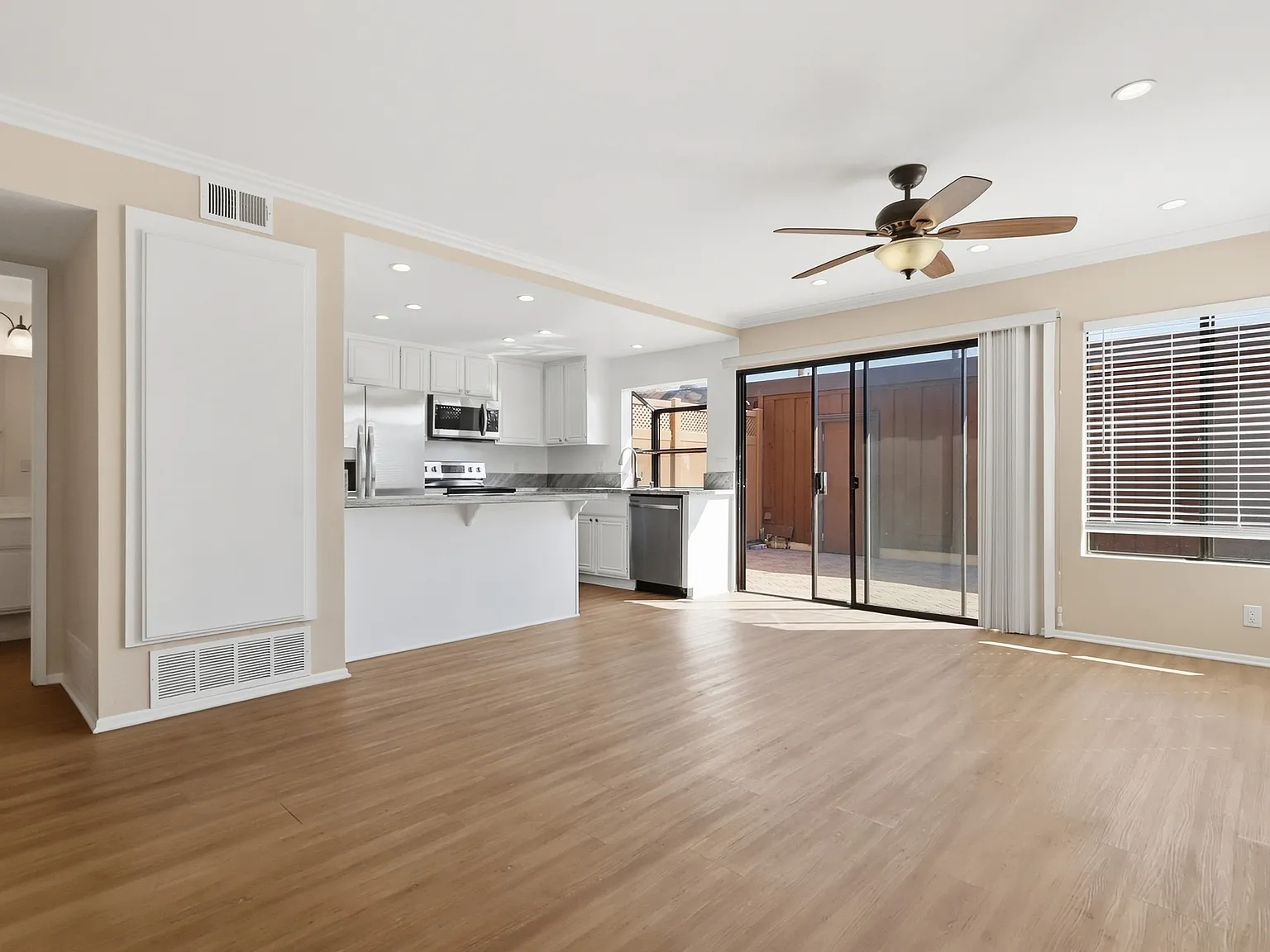 2074 Mount Shasta Dr — Photo 3