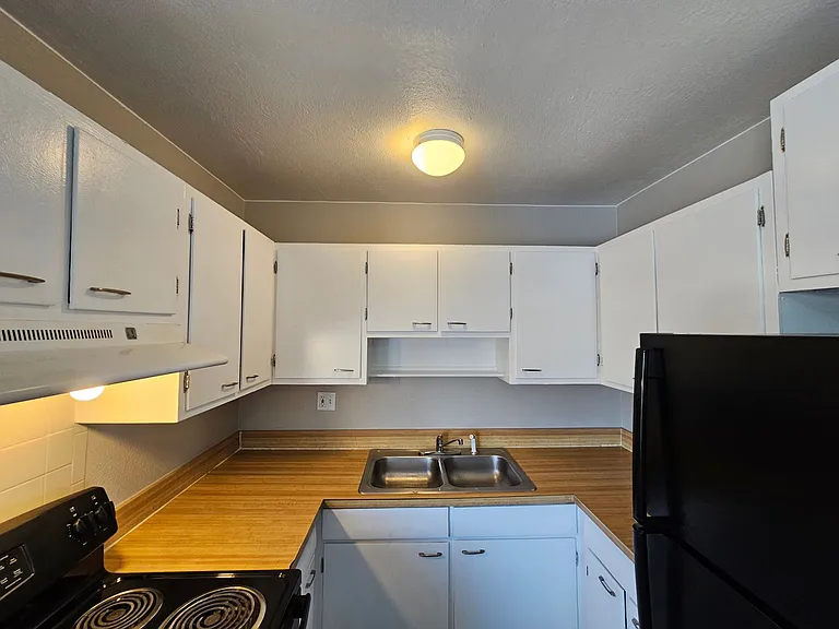 1990 N Beeler St #8 — Photo 8