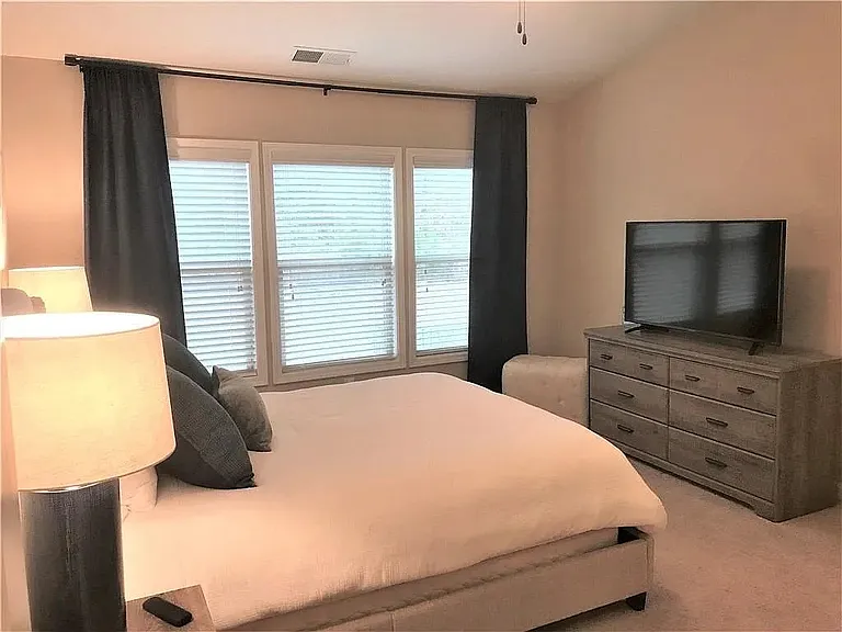 1055 Hampton Oaks Dr — Photo 12