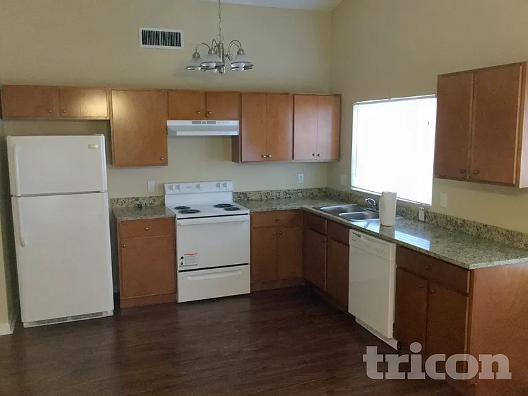2025 Helm Ln — Photo 3
