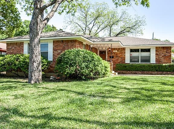 2nd image of 910 Highland Oaks Dr
