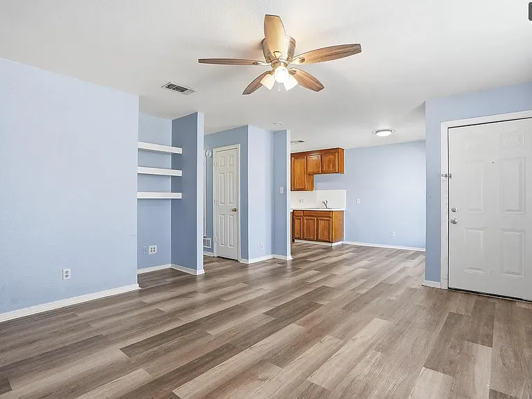609 Race St #B — Photo 7