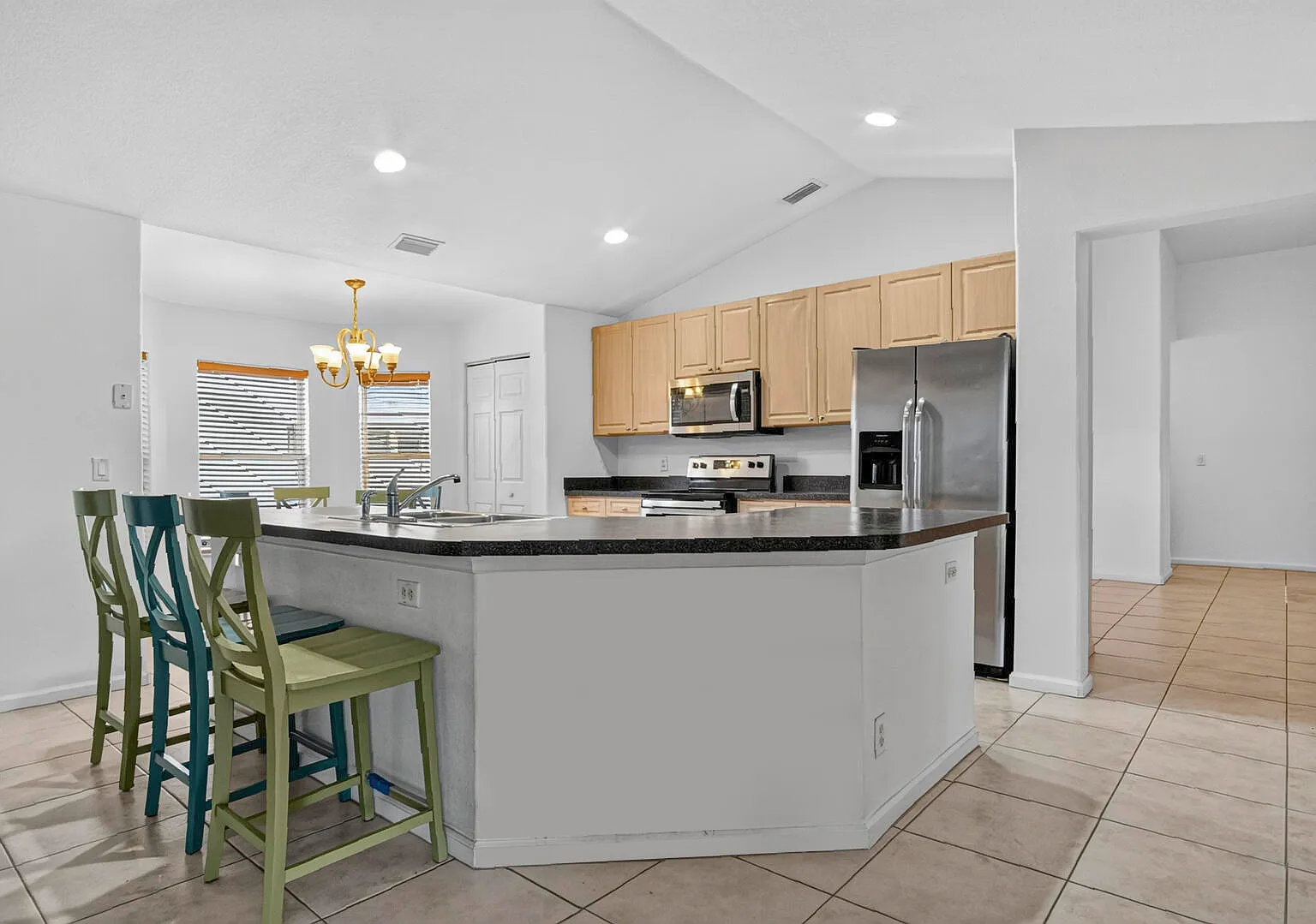 4 bed, 2.0 bath, 2201 sqft, $2,700 — Photo 3