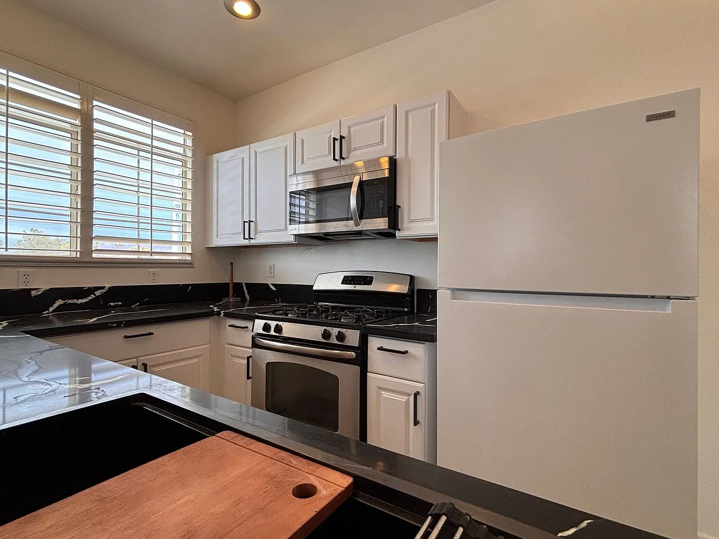 Beautiful 2-bedroom, 2-bathroom second-floor corner condo in Green Valley near The District. — Photo 4