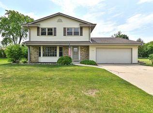 15445 W Kingsway Dr, New Berlin, WI 53151