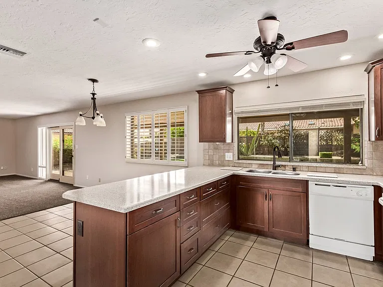 2637 E Sierra St — Photo 17