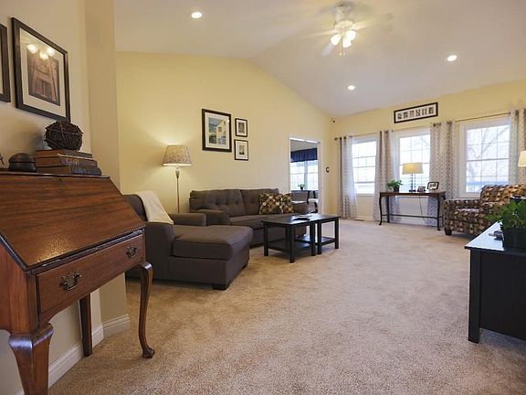 5th image of 870 Country Club Dr
