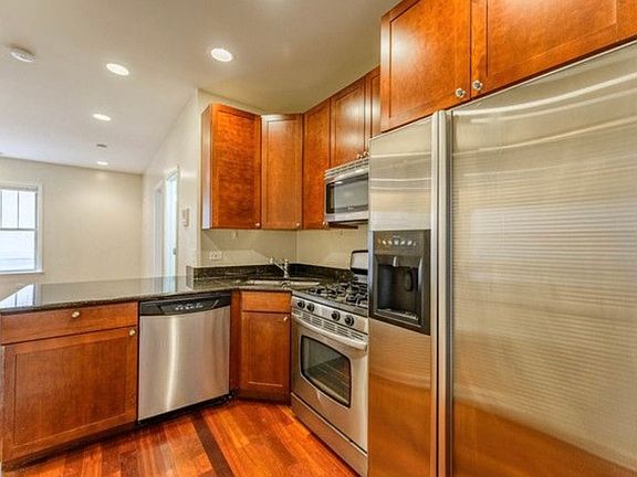 2nd image of 1364 W Greenleaf Ave #1