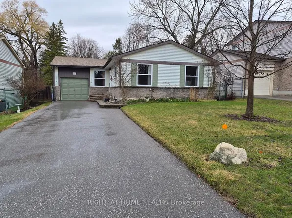853 Magnolia Ave, Newmarket, ON L3Y 5H5