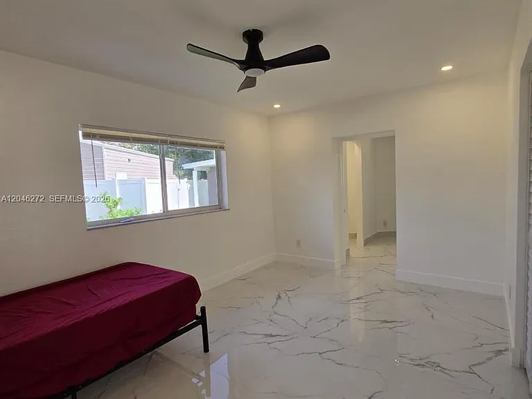 305 SE Airoso Blvd — Photo 38