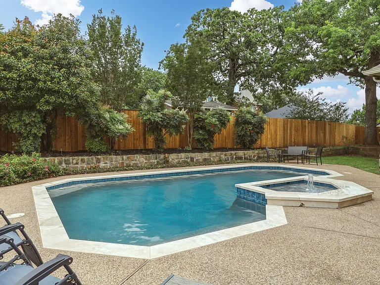 7612 Oak Knoll Dr — Photo 1