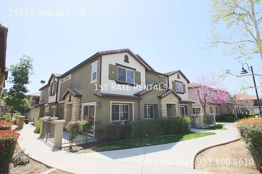 Excellent floor plan and an attached garage! — Photo 1