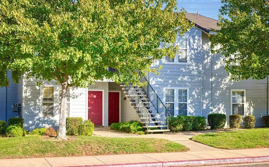 3 bed, 1340 sqft, $2,400 — Photo 1