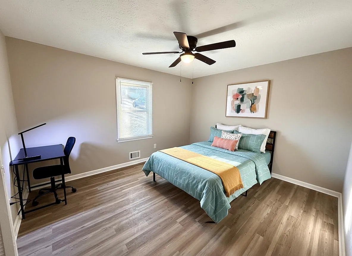 4 bed, 4.0 bath, 2427 sqft, $879 — Photo 1