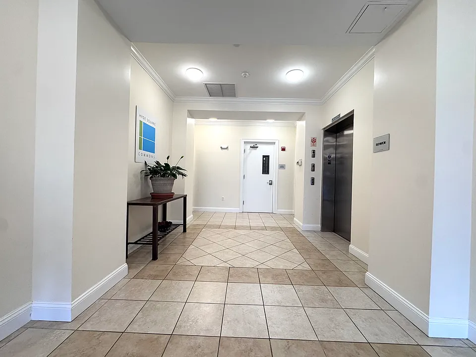 327 Centre St #306