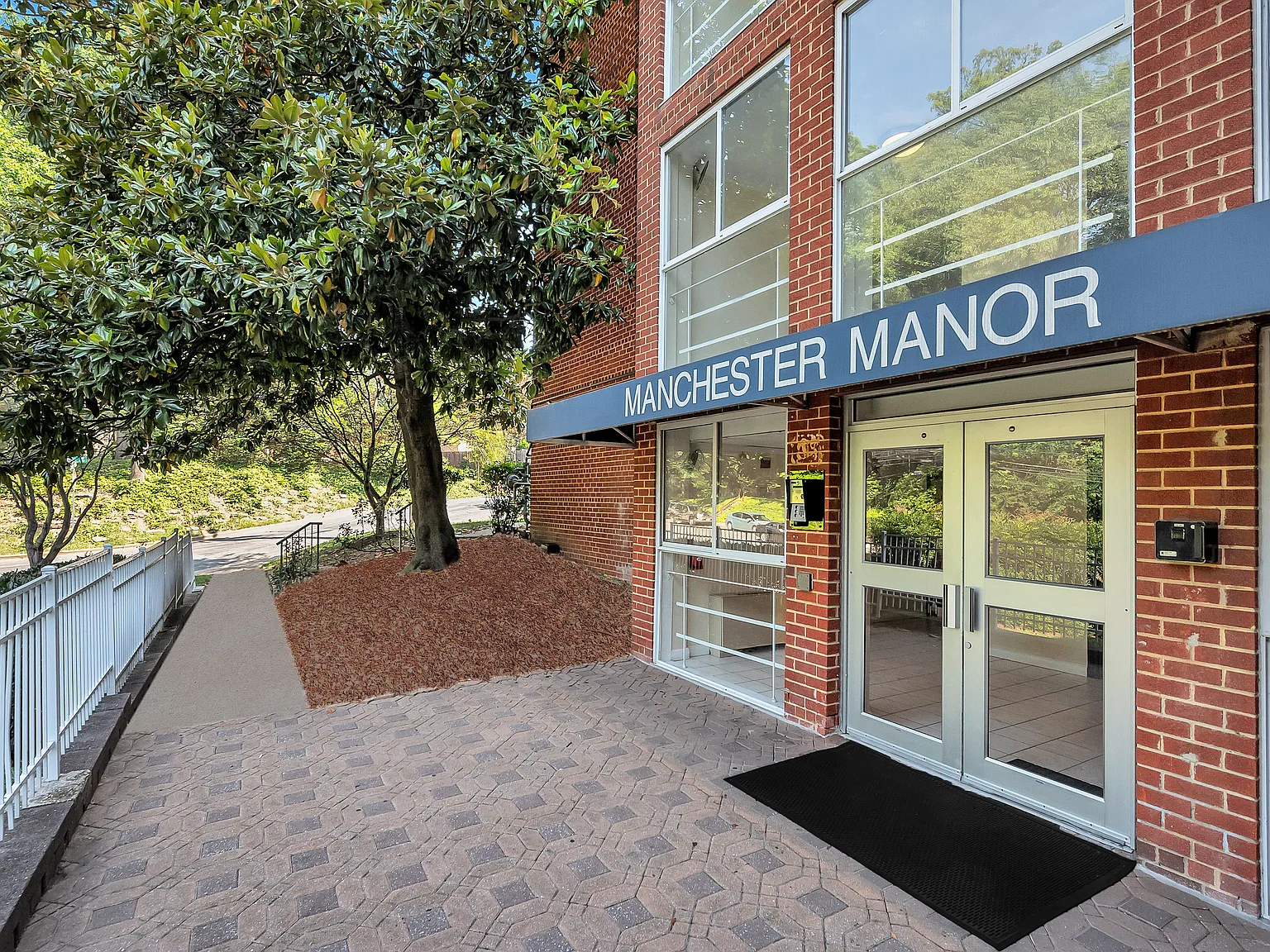 Manchester Manor — Photo 2