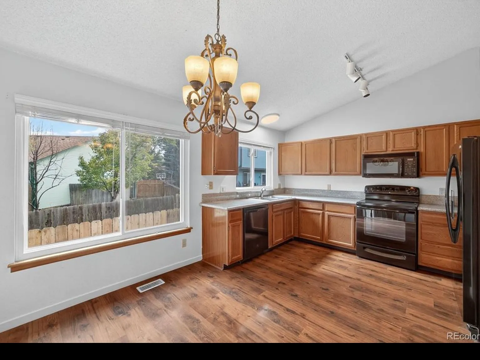 4 bed, 1810 sqft, $3,550 — Photo 3