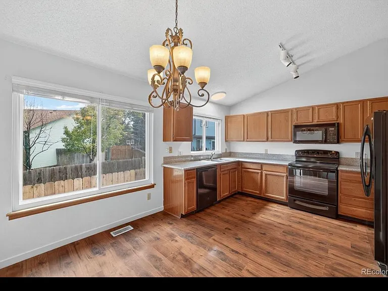 250 Cypress Ln — Photo 3