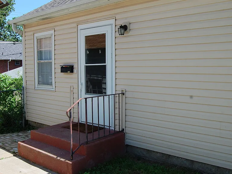 2620 Sumner St — Photo 1
