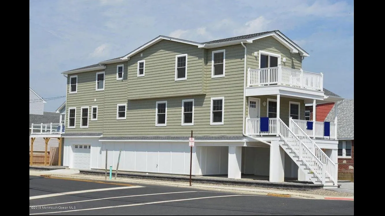 4 bed, 2232 sqft, $4,000 — Photo 1