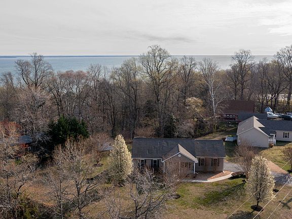 3rd image of 19 Hall Ct