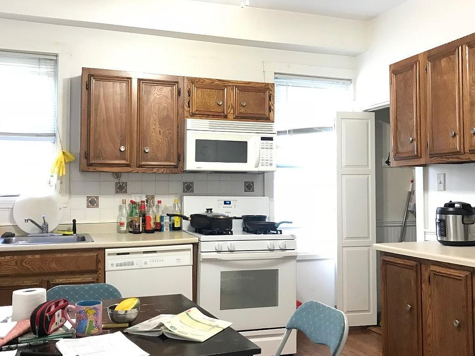2nd image of 140 Davis Ave #2