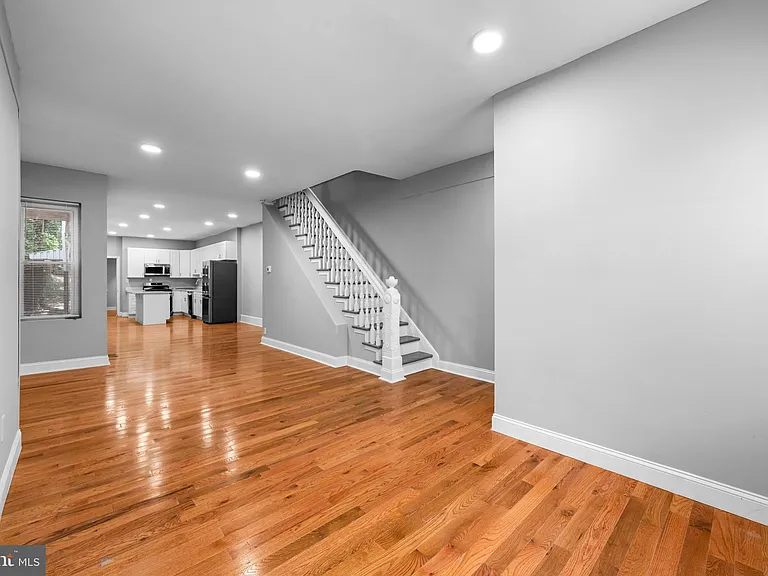 1011 W 5th St — Photo 5