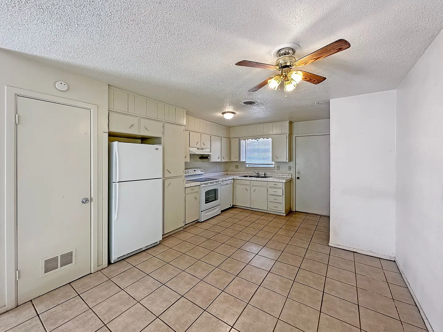 604-606 East Sunset Drive — Photo 3