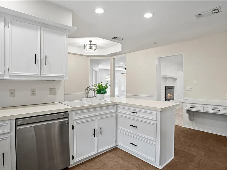 2309 Lawndale Dr — Photo 11