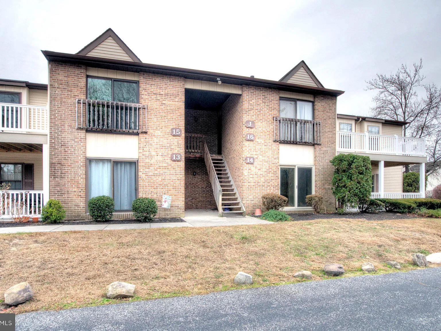 2 bed, 2.0 bath, 1180 sqft, $2,400 — Photo 2