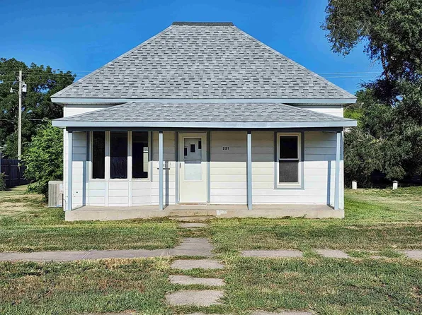 221 N 9th St, Wakeeney, KS 67672
