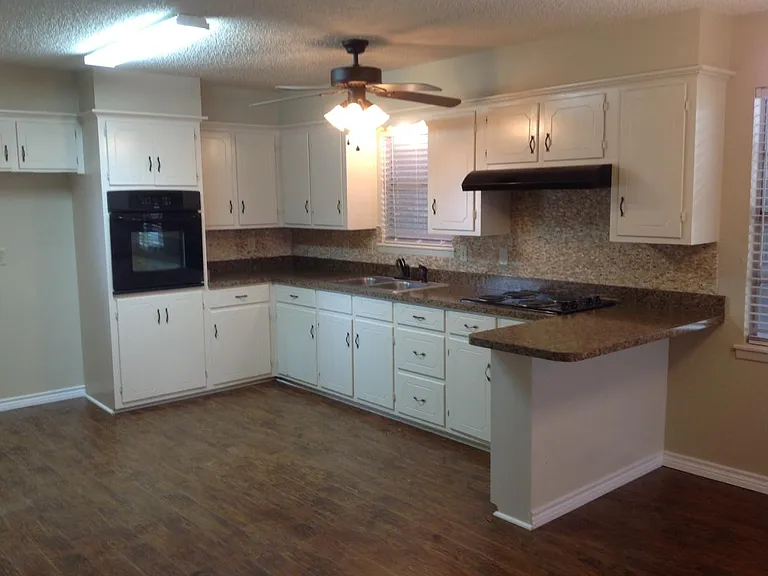 Nice kitchen, good cabinet space
