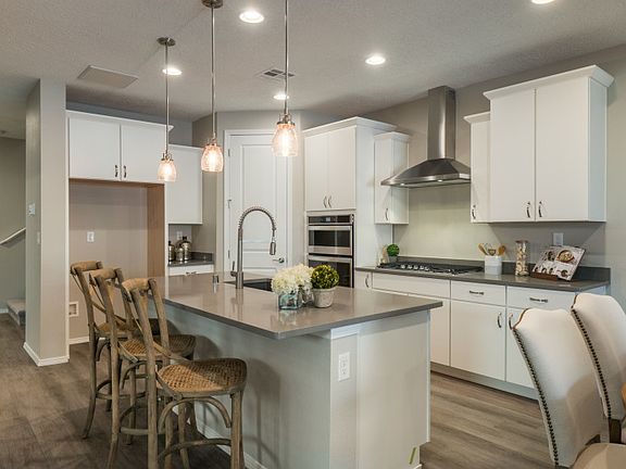 Kitchen w Quartz countertops