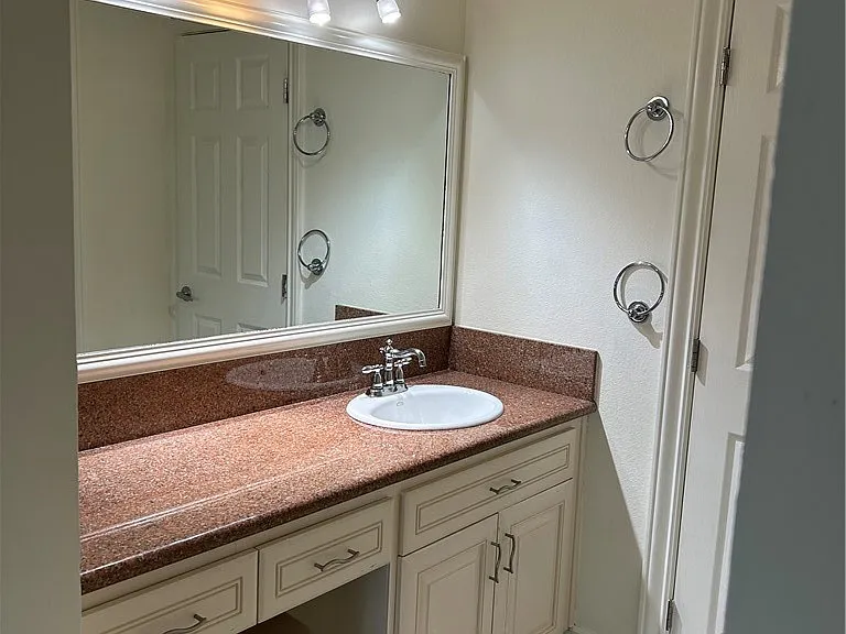 22141 Burbank Blvd #1 — Photo 17
