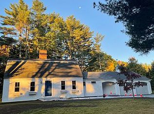 8 Hedgerow Dr, Falmouth, ME 04105