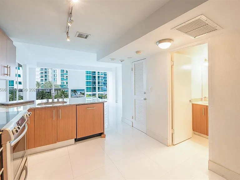 10275 Collins Ave #502 — Photo 9