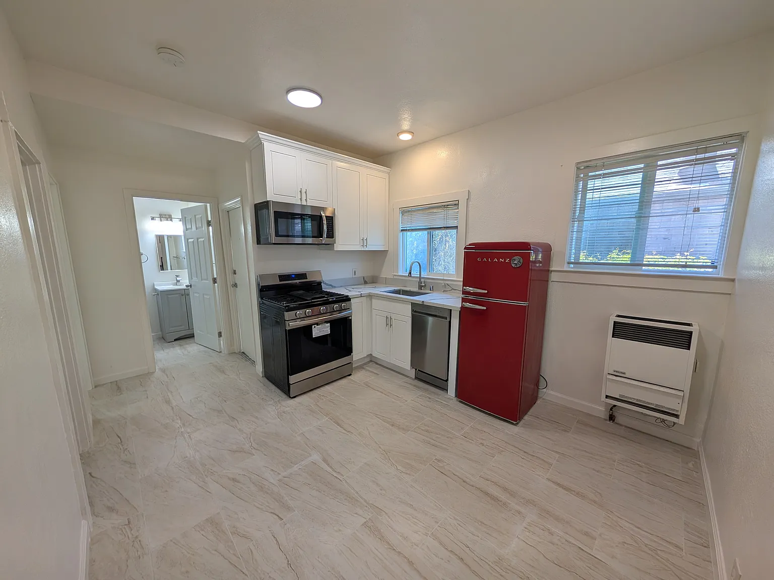 2 bed, 750 sqft, $2,995 — Photo 1