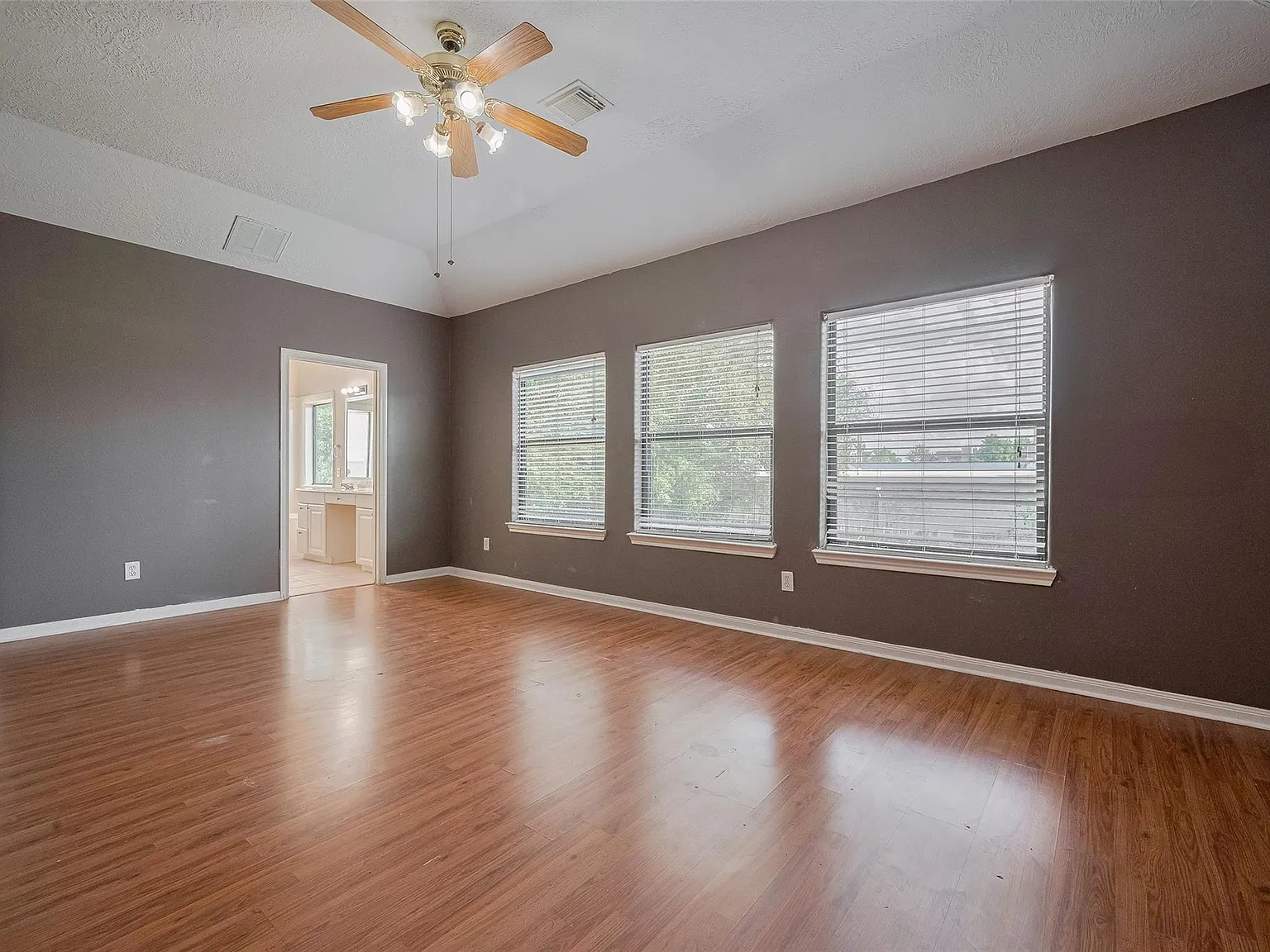 4 bed, 2.5 bath, 2134 sqft, $2,000 — Photo 4
