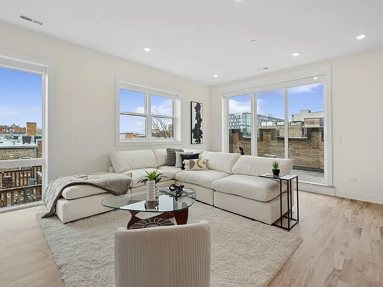 3615 N Wilton Ave #PENTHOUSE — Photo 1
