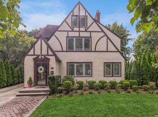 82 Poplar St, Garden City, NY 11530