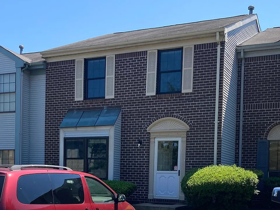 239 Hampshire Ct