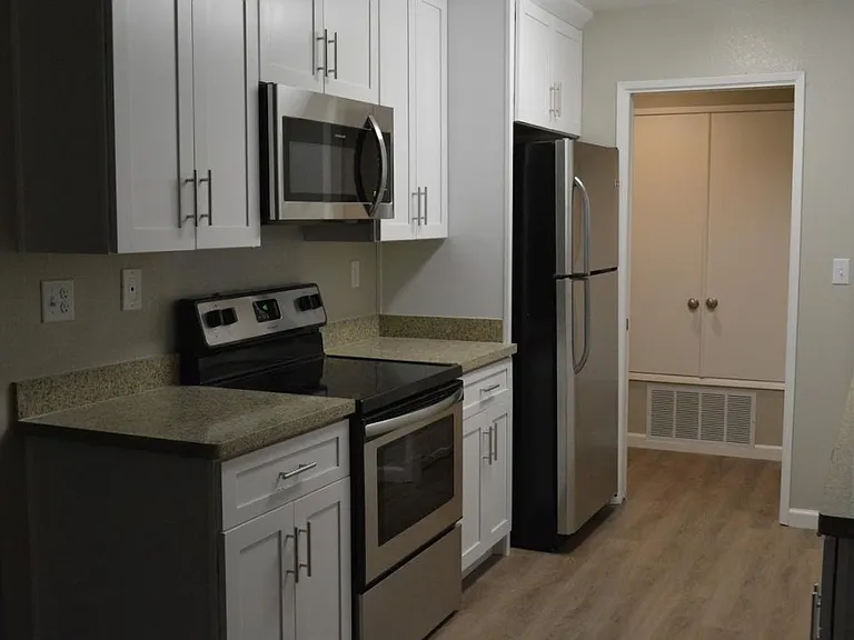 1079 Mohr Ln #D13 — Photo 2