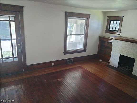 3rd image of 949 W Exchange St