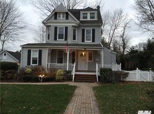 150 Warner Ave, Roslyn Heights, NY 11577