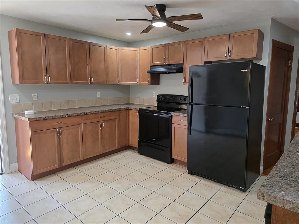 3 bed, 1.0 bath, 1052 sqft, $2,100 — Photo 4