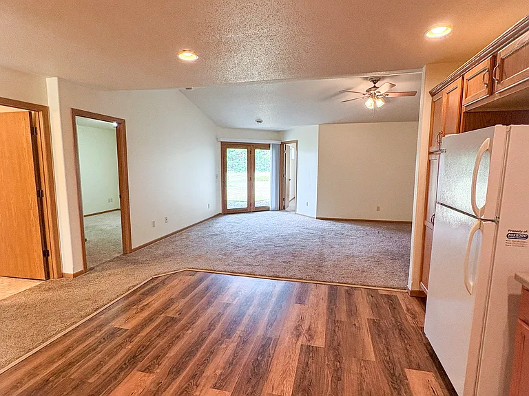 1012 W Shorewood Dr — Photo 4