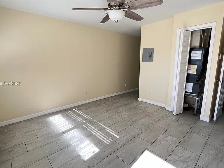 706 SW 4th Ter #4 — Photo 3