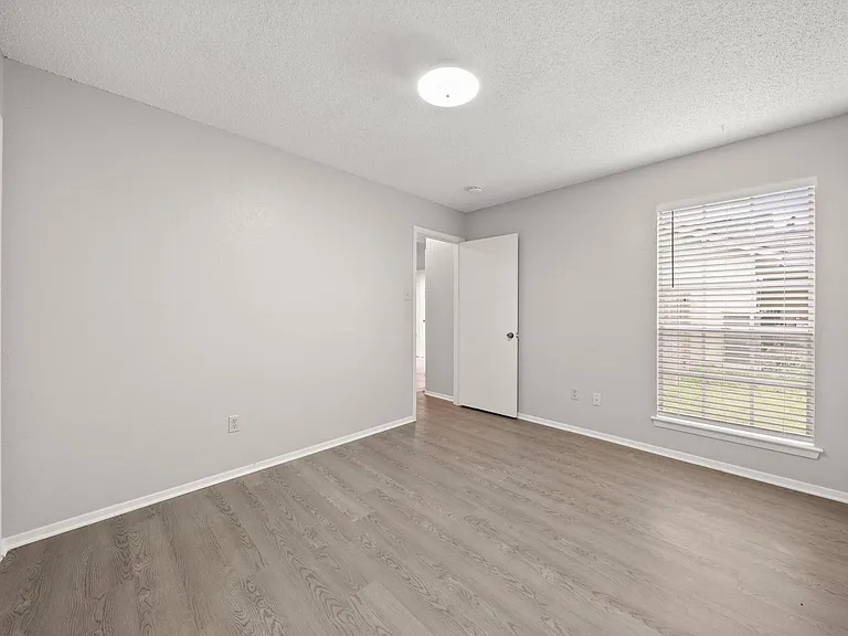 411 Greenlawn Blvd — Photo 17