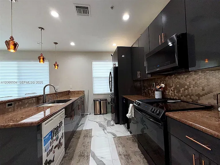 3 bed, 1527 sqft, $3,300 — Photo 4